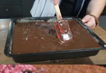 GRČKI KOLAČ: Kakao biskvit natopljen najboljim filom od čokolade (VIDEO)