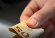 Nema baš para u kućI? Samo stavite novčanicu na ovo mjesto I gledajte kada novac krene da se gomila…