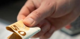 U vašoj kući nema para? 1 novčanicu stavite na ovo mjesto i gledajte kada novac krene da se gomila…