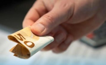 U vašoj kući nema para? 1 novčanicu stavite na ovo mjesto i gledajte kada novac krene da se gomila…