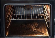 Stavite ovo rernu i za 30 minuta će biti kao nova, bez ribanja: Caka je u jednom sastojku koji svi imaju u kući