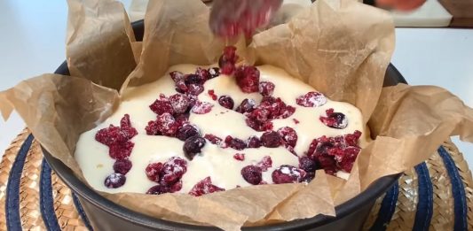 🍓 GRČKI JOGURT I BOBIČASTO VOĆE – KOLAČ KOJI OSVAJA NA PRVI ZALOGAJ! 🍰 Lagani I Osvježavajući Kolač S Grčkim Jogurtom I Miješanim Bobicama