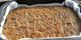 STARINSKI KOLAČ S ORASIMA OD 4 SASTOJKA – BEZ MIKSERA, BRZ I PREUKUSAN 🌰🍰 Brzo je gotov, a miris i okus podsjećaju na stare, provjerene recepte.