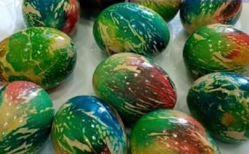 RUSKINJE NAJVIŠE VOLE OVAJ NAČIN FARBANJA JAJA: Hladno BOJENJE daje najljepše šare duginih BOJA, rezultat SVE FASCINIRA