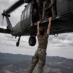 Vojnici su izbacili svoju komandirku, kapetanicu, iz helikoptera jer su odbijali da joj se pokoravaju; ali niko od njih nije mogao ni da zamisli kako će se završiti ovaj okrutni čin. 😳 Vojnici su izbacili svoju komandirku, kapetanicu, iz helikoptera jer su odbijali da joj se pokoravaju; ali niko od njih nije mogao ni da zamisli kako će se završiti ovaj okrutni čin. 😳 - featured image