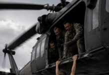 Vojnici su izbacili svoju komandirku, kapetanicu, iz helikoptera jer su odbijali da joj se pokoravaju; ali niko od njih nije mogao ni da zamisli kako će se završiti ovaj okrutni čin. 😳 - featured image