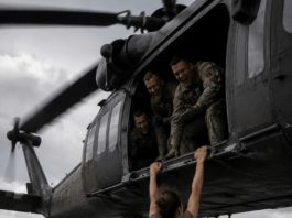Vojnici su izbacili svoju komandirku, kapetanicu, iz helikoptera jer su odbijali da joj se pokoravaju; ali niko od njih nije mogao ni da zamisli kako će se završiti ovaj okrutni čin. 😳 Vojnici su izbacili svoju komandirku, kapetanicu, iz helikoptera jer su odbijali da joj se pokoravaju; ali niko od njih nije mogao ni da zamisli kako će se završiti ovaj okrutni čin. 😳 - featured image