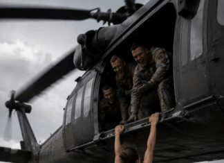 Vojnici su izbacili svoju komandirku, kapetanicu, iz helikoptera jer su odbijali da joj se pokoravaju; ali niko od njih nije mogao ni da zamisli kako će se završiti ovaj okrutni čin. 😳 Vojnici su izbacili svoju komandirku, kapetanicu, iz helikoptera jer su odbijali da joj se pokoravaju; ali niko od njih nije mogao ni da zamisli kako će se završiti ovaj okrutni čin. 😳 - featured image