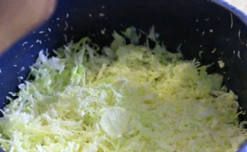 DA LI U KUPUS SALATU PRVO STAVLJATE ULJE ILI SIRĆE? Da, redoslijed je važniji nego što mislite